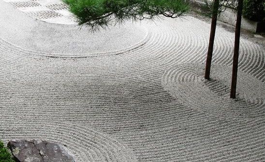 Sillons sur jardin japonais